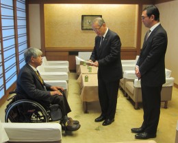 東代表理事に川端常務理事と力久理事奄ェ、寄託.jpg