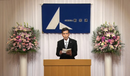 式辞を述べる岡田理事長