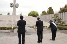 「慰霊と鎮魂の祈り」文を奏上する江口委員長(神戸市・東遊園地)