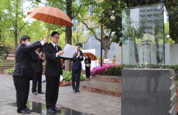 「慰霊と鎮魂の祈り」文を奏上する江口委員長(神戸市・東遊園地)