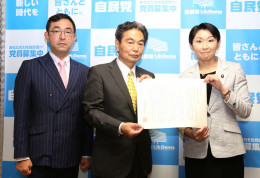 写真右から小渕本部長、鈴木・力久両委員長
