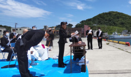 保積教祖(中央)による教派別の祈り