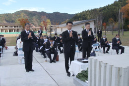 参列者一同で黙祷を捧げる