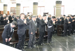 参列者一同で黙祷を捧げる