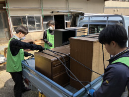 被災した家屋から家財道具を運び出す