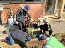 水道管の漏水調査にあたるボランティア