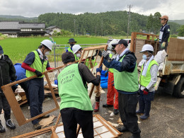 災害ごみの搬出に汗を流す